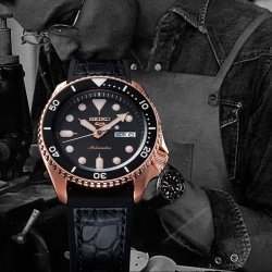 Reloj Seiko 5 Sports Specialist Style automático con caja rosada y correa de silicona, SRPD76K1.