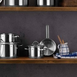 Visión frontal del cazo para cocinar Provence Plus 16 cms. en acero, de WMF, 0724166381.
