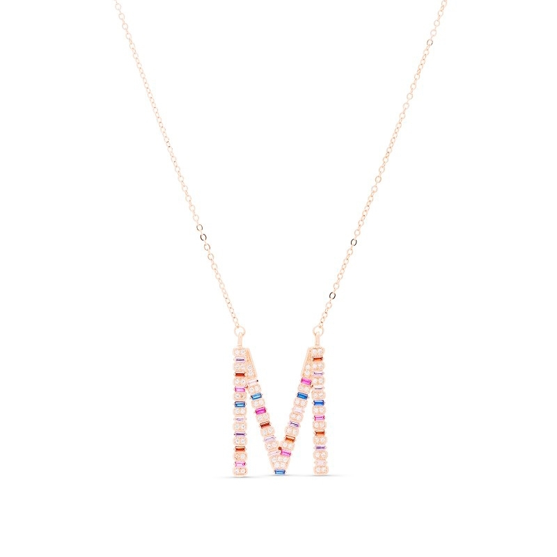Colgante de letra M en plata rosada y circonitas de colores, de Luxenter, NQ071R20M.