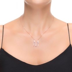 Colgante de letra M en plata rosada y circonitas de colores, de Luxenter, NQ071R20M.