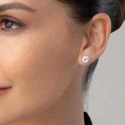Pendientes de oro blanco con diamantes y topacio Sky, Black and White de Superoro.