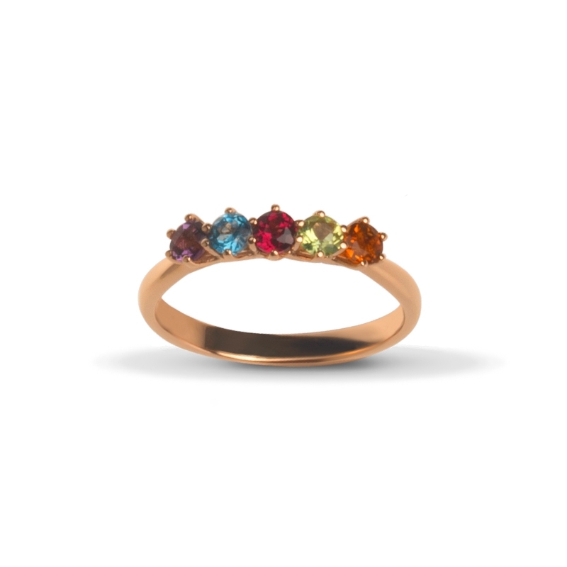 Anillo de oro rosé con piedras semipreciosas en colores, de Superoro.