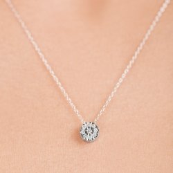 Colgante de oro blanco y diamantes, con 0,10 quilates, Black & White Jewellery de Superoro.