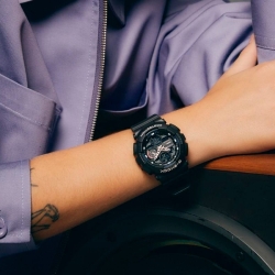 Reloj Casio G-Shock S Series de mujer en negro mate con detalles de colores, GMA-S140-1AER.