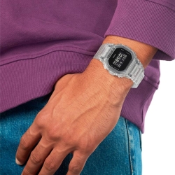 Reloj Casio G-Shock Classic de hombres en resina transparente con caja octogonal, DW-5600SKE-7ER.