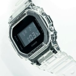 Reloj Casio G-Shock Classic de hombres en resina transparente con caja octogonal, DW-5600SKE-7ER.