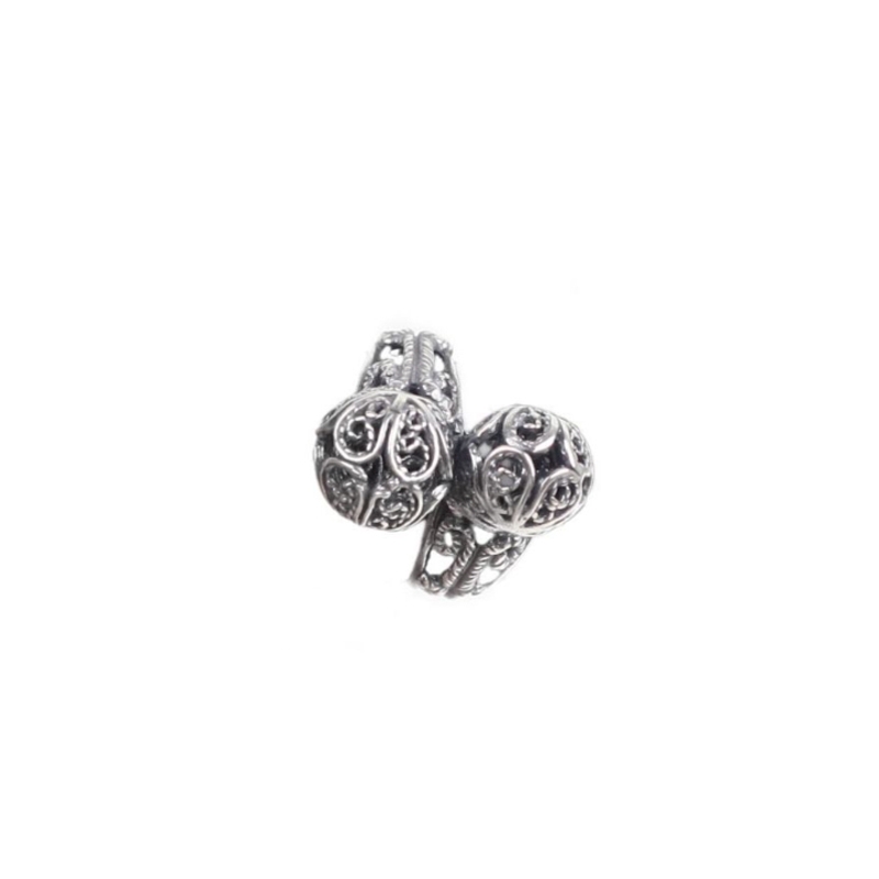 Anillo tu y yo con bolas de filigrana en plata envejecida, de Antara.