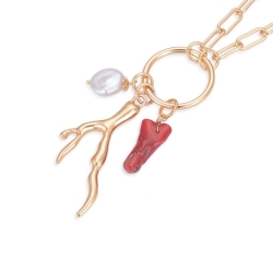 Collar dorado con detalles en coral y perla, Haizu de Luxenter, SGNW30995.