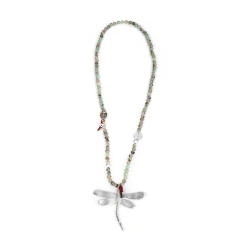 Collar con cuentas de jade y libélula plateada, de Glomu de Luxenter, SSNW273219.