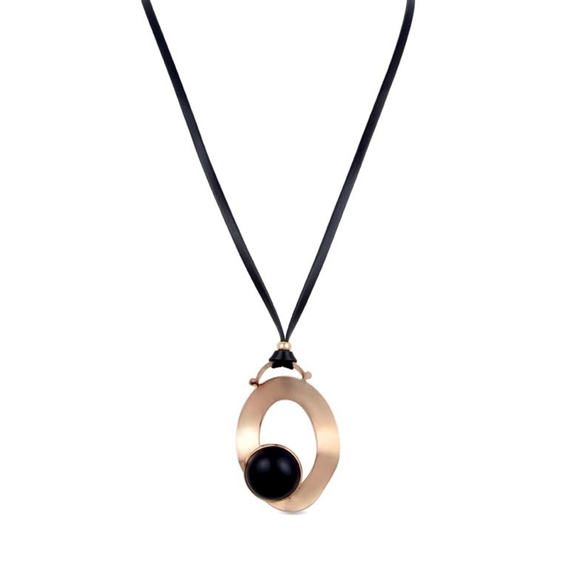 Collar de piel negra con metal dorado, Hekram de Luxenter, SGNY057380.