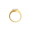 Anillo tipo sello de plata dorada con nácar, de Salvatore Plata, 164S0020.