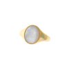 Anillo tipo sello de plata dorada con nácar, de Salvatore Plata, 164S0020.