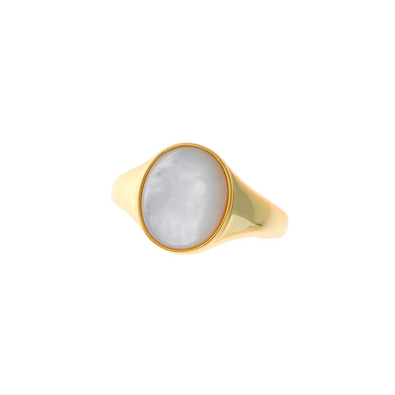 Anillo tipo sello de plata dorada con nácar, de Salvatore Plata, 164S0020.
