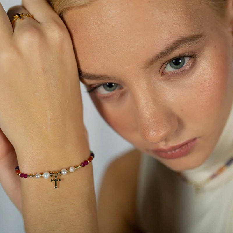 Pulsera Morad de Luxenter con perlas de colores y cruz en plata dorada, BXA167YC20.