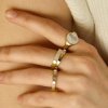 ❤️Anillo tipo sello de plata dorada con nácar, de Salvatore Plata.