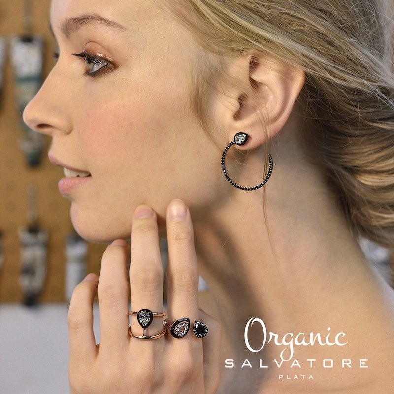 Pendientes ovalado de plata rosada con circonitas negras y lágrima celeste, de Salvatore Plata.