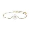 Pulsera de plata dorada con letra M y nácar Alphabet de Luxenter, BX206Y115M.