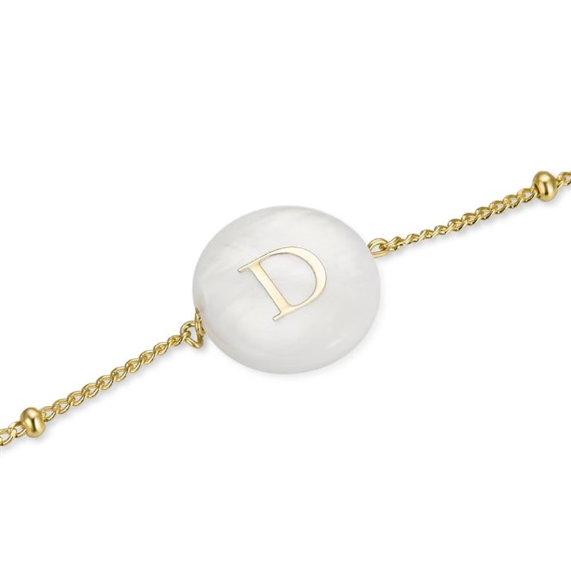 Pulsera de plata dorada con letra D sobre nácar Alphabet de Luxenter, BX206Y115D.
