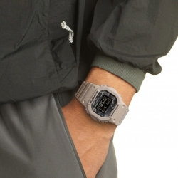Reloj G-Shock de hombre en gris y estampado de camuflaje, DW-5600CA-8ER.
