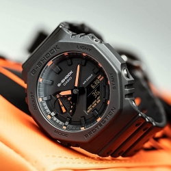 Reloj G-Shock para hombre multifunción en negro con detalles naranjas, GA-2100-1A4ER.