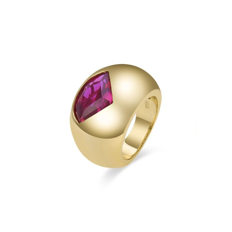 Anillo de plata dorada y piedra roja, de Luxenter, XA2118Y06.