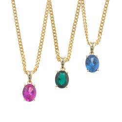 Collar en plata dorada con colgante imitando a rubí, esmeralda y zafiro azul, de Salvatore Plata.
