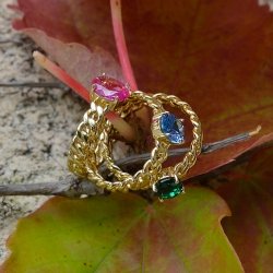 Conjunto en plata dorada con circonitas en colores y eslabones barbados, de Salvatore Plata. Colección Nefer.