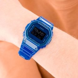 Reloj G-Shock Classics en resina semitransparente azul, DW-5600SB-2ER.