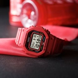 Reloj G-Shock modelo Origen rojo y orilla negra, DW-5600EP-4ER.