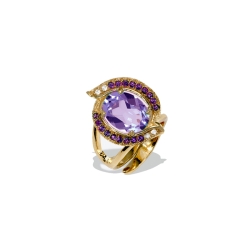 Anillo de plata dorada y piedras moradas de Swarovski®, de Maximo Betro.