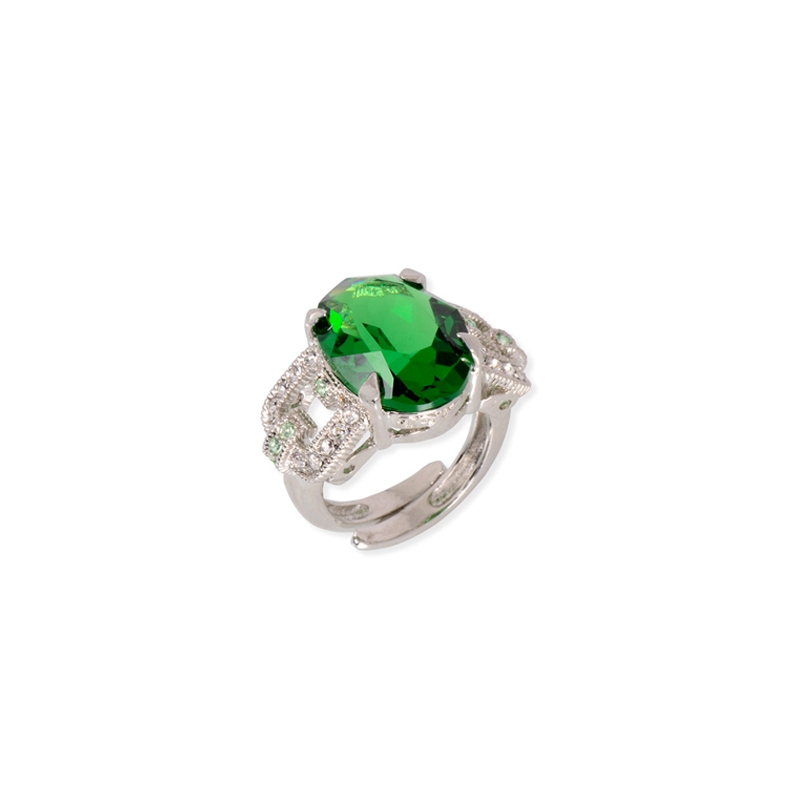 Anillo de plata rodiada y cristal color esmeralda con blancas de Maximo Betro. Anillo de plata rodiada y cristal color esmeralda con blancas de Maximo Betro.