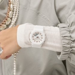 Reloj G-Shock de mujer en blanco y detalles rosé, GMA-P2100M-7AER.