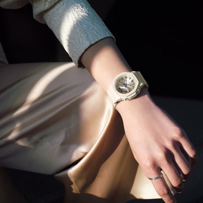 Reloj G-Shock de mujer beige con esfera metalizada, GMA-P2100ST-7AER.