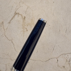 Rollerball Montblanc Pix Black en resina negra y detalles plateados, 132494.
