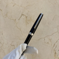 Rollerball Montblanc Pix Black en resina negra y detalles plateados, 132494.