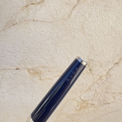 Rollerball Montblanc Pix Blue en resina azul y detalles plateados, 132498, edición 2026.