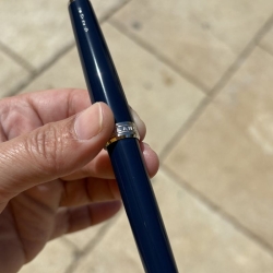 Rollerball Montblanc Pix Blue en resina azul y detalles plateados, 132498, edición 2026.