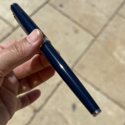 Rollerball Montblanc Pix Blue en resina azul y detalles plateados, 132498, edición 2026.