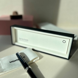 Rollerball Montblanc Pix Black en resina negra y detalles plateados, 132494.