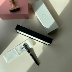 Rollerball Montblanc Pix Black en resina negra y detalles plateados, 132494.