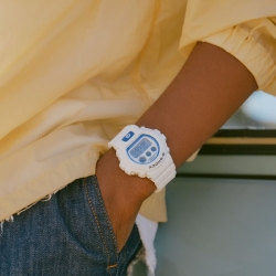 Reloj G-Shock digital en blanco con detalles en azul, DW-6900HDS-7ER.