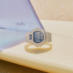 Reloj G-Shock digital en blanco con detalles en azul, DW-6900HDS-7ER.