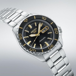 Reloj Seiko 5 Sports SKX  esfera negra y detalles dorados, SRPK99K1.