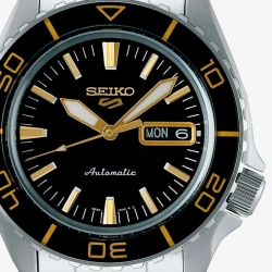 Reloj Seiko 5 Sports SKX  esfera negra y detalles dorados, SRPK99K1.