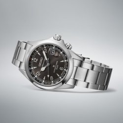 Reloj Seiko Prospex Alpinist con brazalete y esfera negra, SPB505J1.