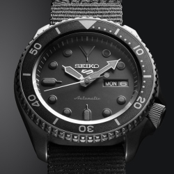 Reloj Seiko 5 Sport automático en acero negro mate, SRPD79K1.