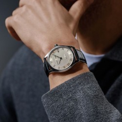 Reloj Frederique Constant Classics esfera beige y cuarzo, FC-220CR5B6.