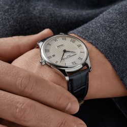 Reloj Frederique Constant Classics esfera beige y cuarzo, FC-220CR5B6.