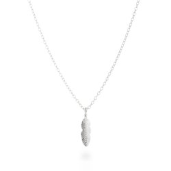 Colgante de plata rodiada, en forma de pluma, "Feather" de Luxenter.