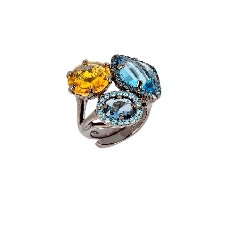 Anillo de plata chapado en negro con piedras de colores Swarovski®, de Maximo Betro.